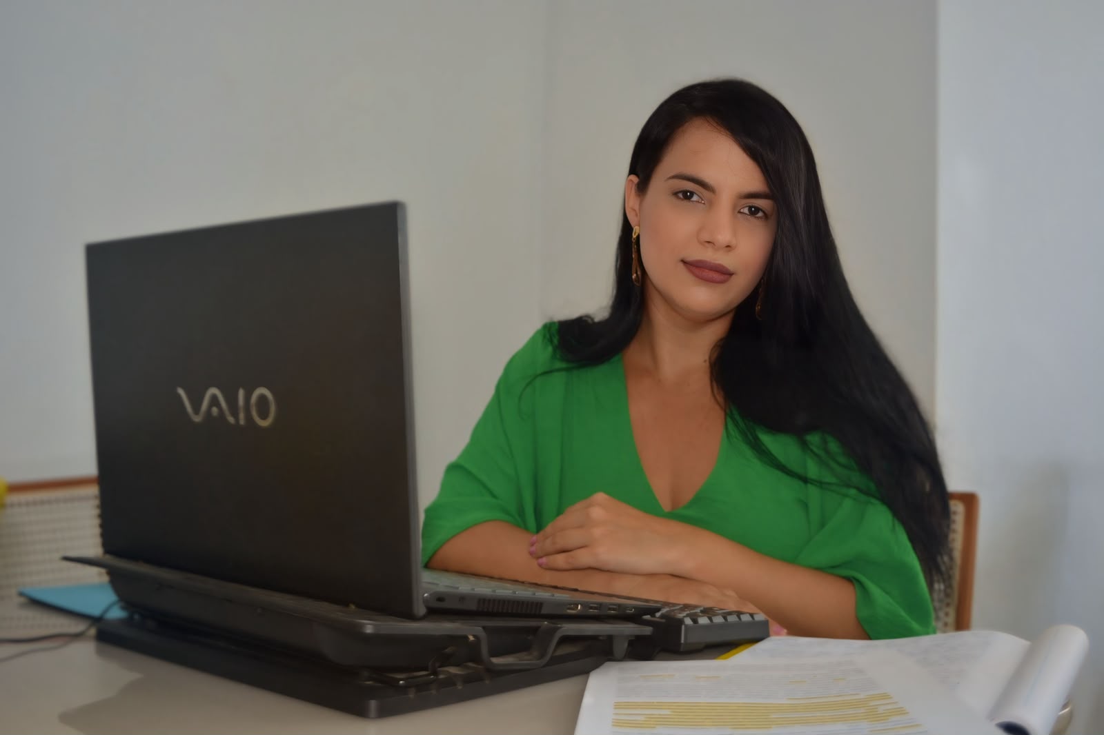 Profa. Lívia Monteiro em seu espaço de trabalho